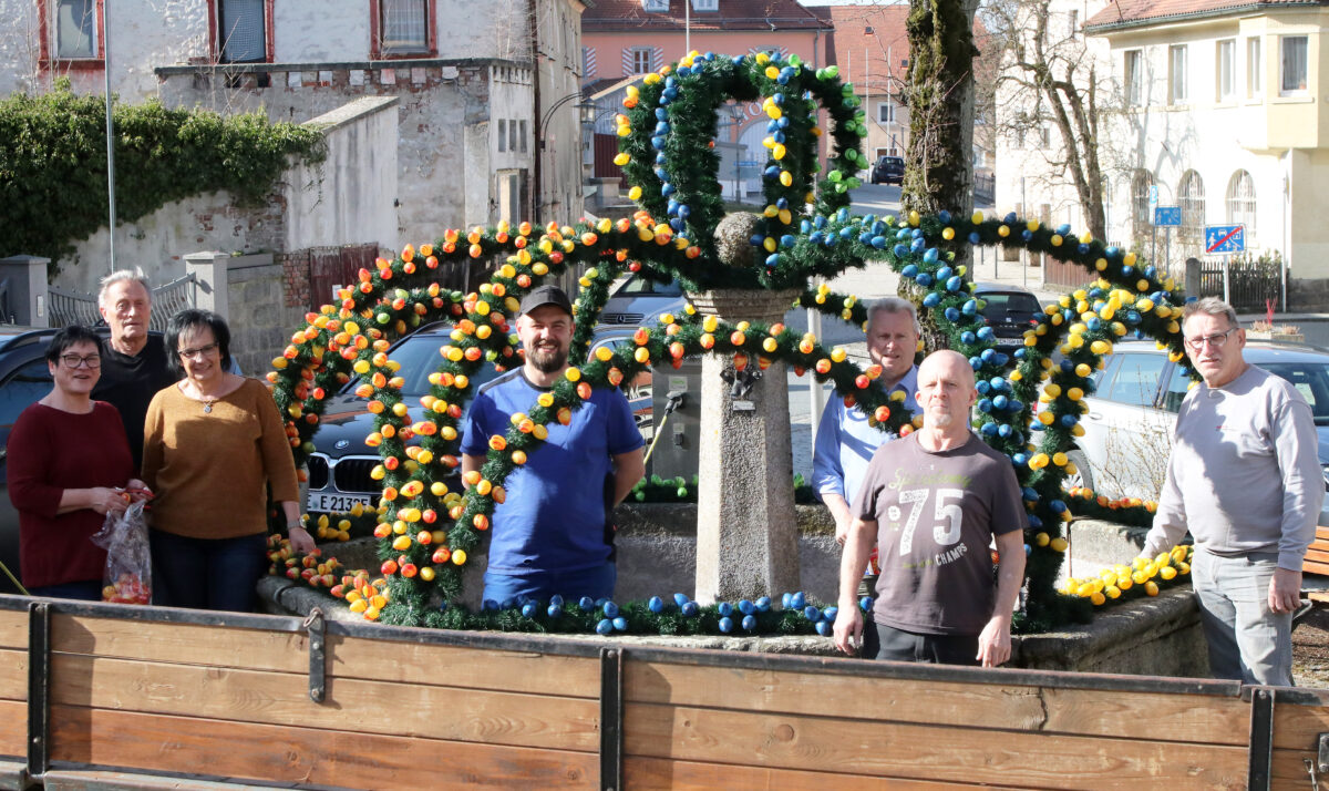 Über 800 Ostereier schmücken Brunnen am Luitpoldplatz