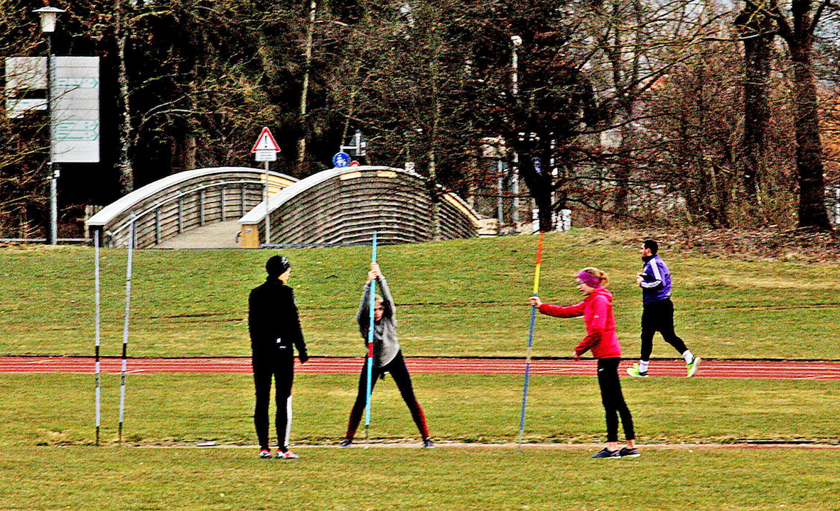 Realschulsportplatz: Erst Müll wegräumen, dann trainieren