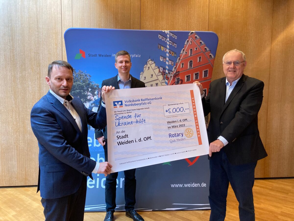 Spende für Geflüchtete: Rotary Club greift in die Tasche