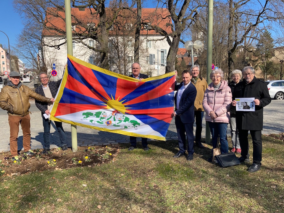 Tibet-Flagge weht vor dem Weidener Rathaus