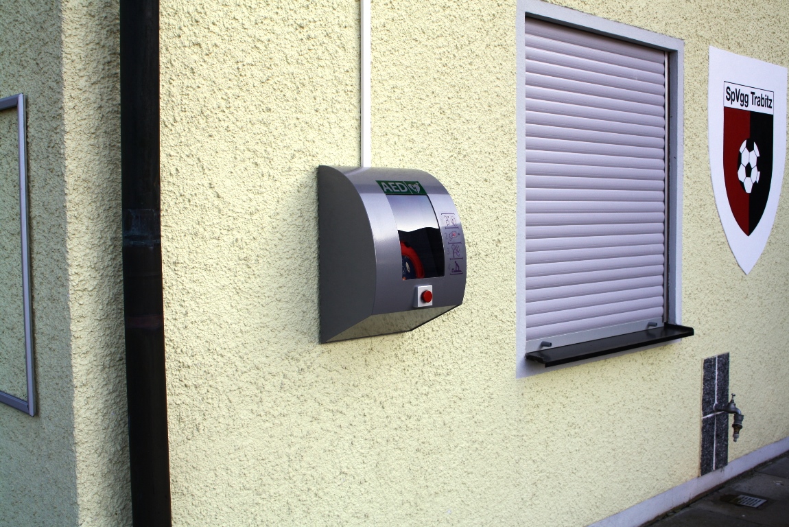 Lebensrettender „Taktgeber“: Defibrillator hängt jetzt am Sportheim
