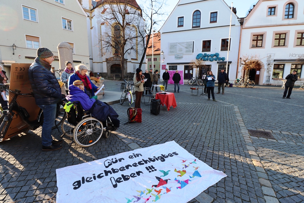 „Schande“ und „a Schelln“: Demo zum Frauentag in Weiden [mit Video]