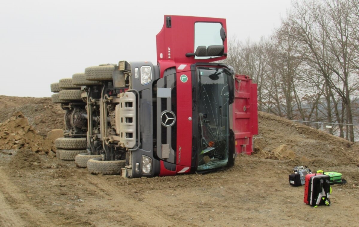 Lastwagen kippt auf Baustelle um