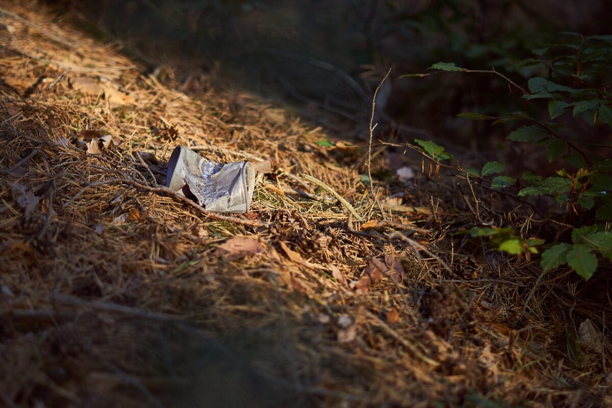 Illegal Müll im Wald entsorgt
