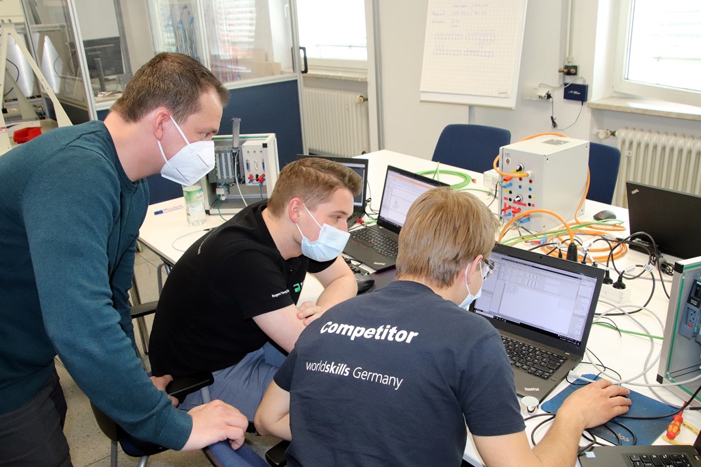 Mechatronik-Azubis aus Eschenbach bereiten sich auf „World Skills“ in Shanghai vor