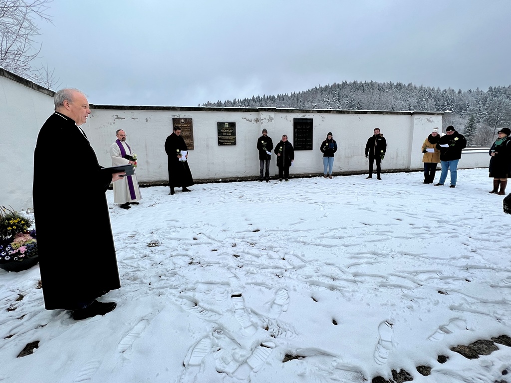 Andacht in Flossenbürg: Querdenker „tun Bonhoeffers Gedicht Gewalt an“