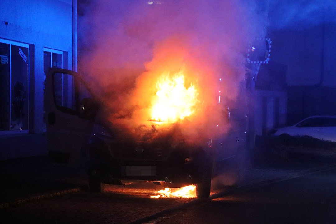 Technischer Defekt: Wagen fängt Feuer