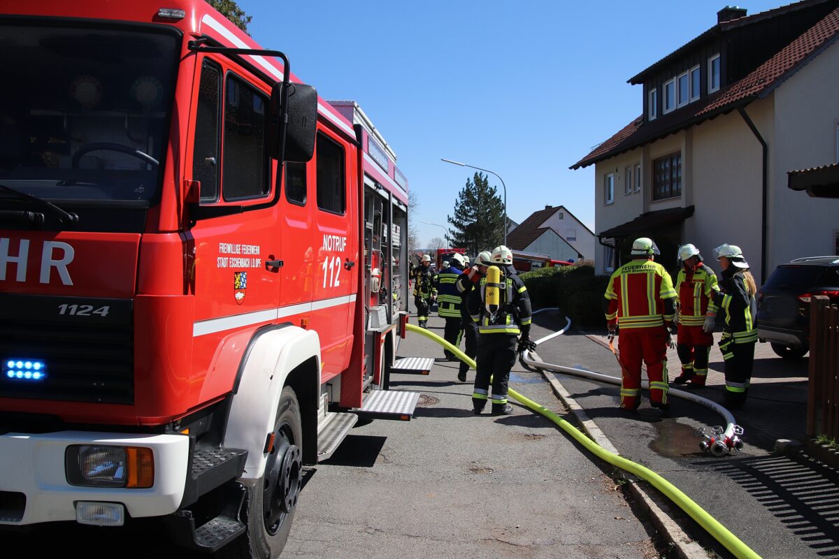 Feuerwehr löscht brennende Heizung in der Eschenbacher Sonnenstraße