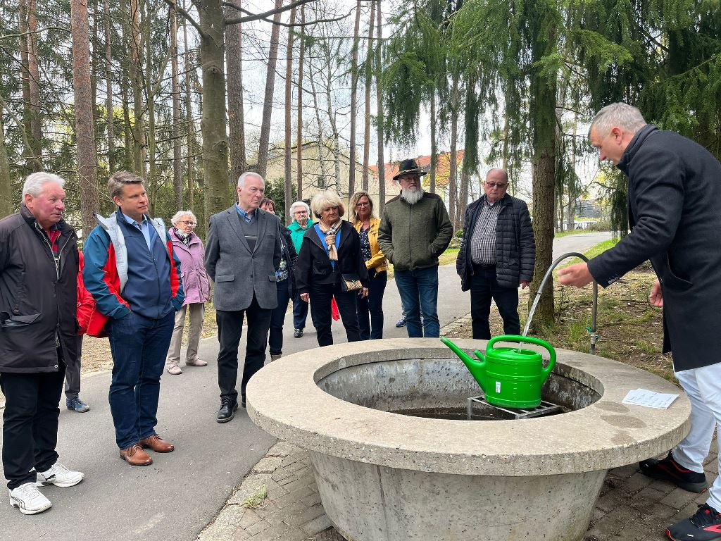 Die Gräber der Zukunft: CSU Weiden besucht Waldfriedhof