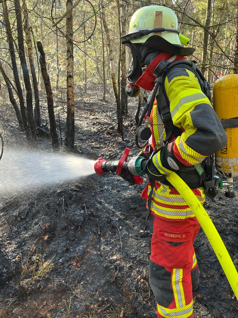 Bundeswehr setzt mit Nebelgranaten Moosfläche in Brand