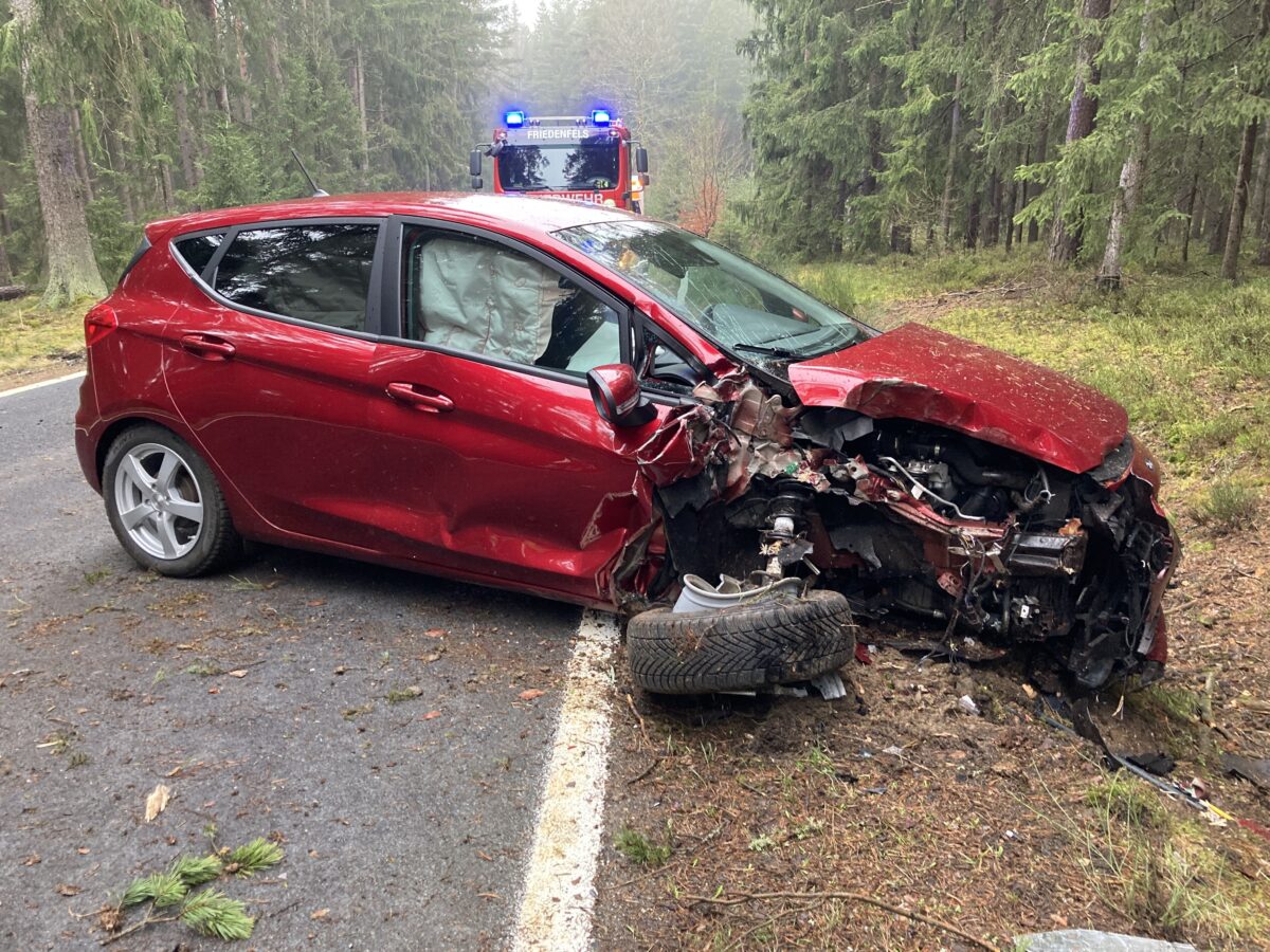 Mit dem Auto gegen Baum geprallt