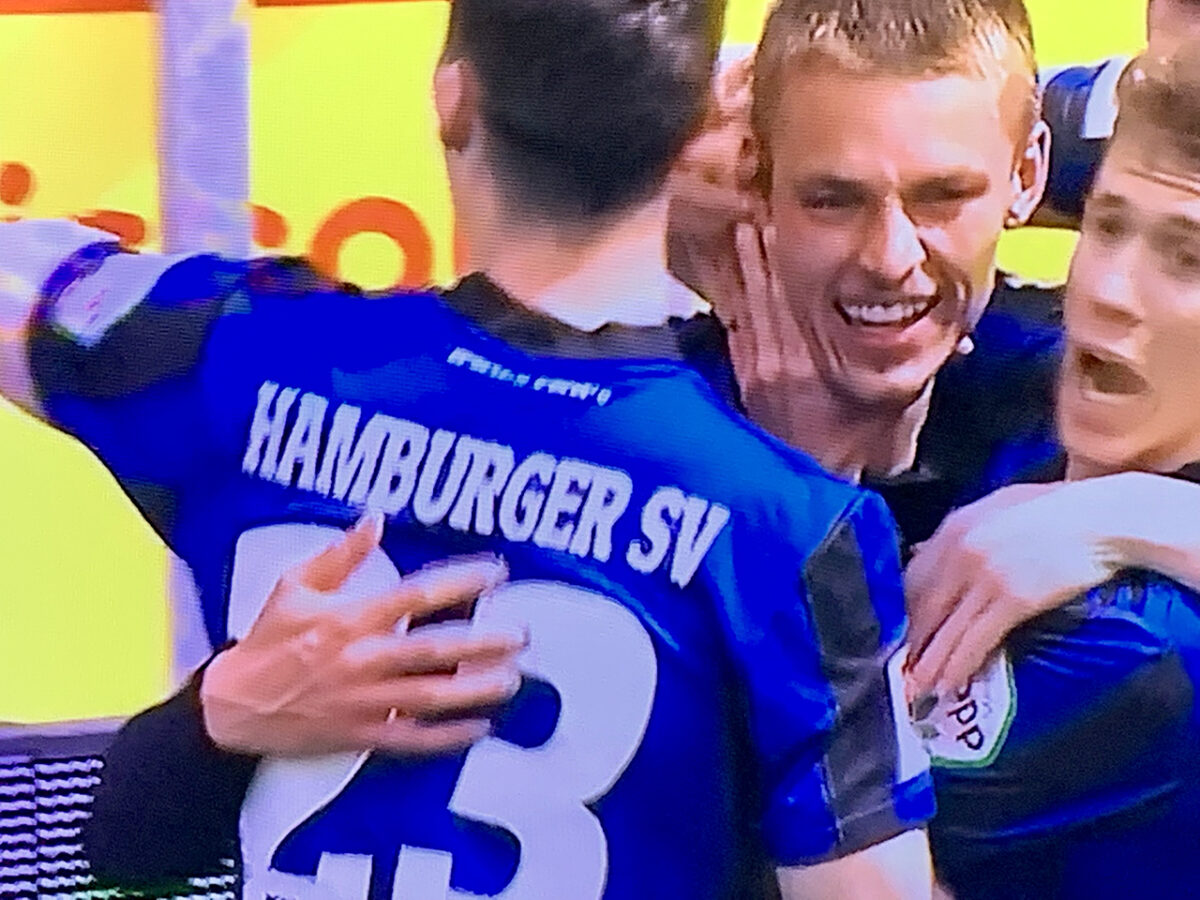 HSV rettet beim Jahn mit Mordsdusel Rest-Aufstiegschance
