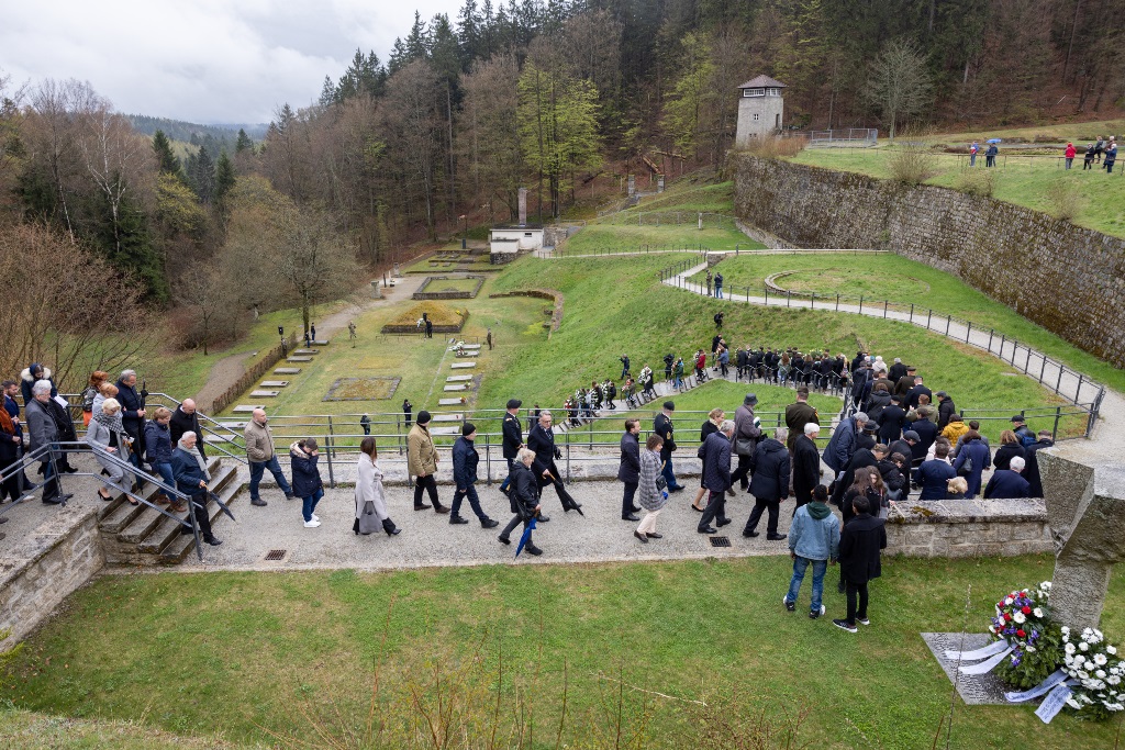 600 Menschen gedenken Befreiung von KZ Flossenbürg