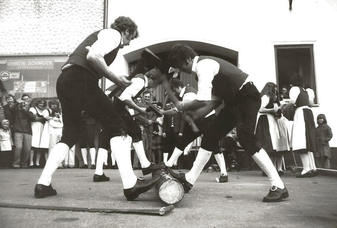 Seit 1957: Das Maibaumaufstellen hat in der Marktgemeinde Tradition