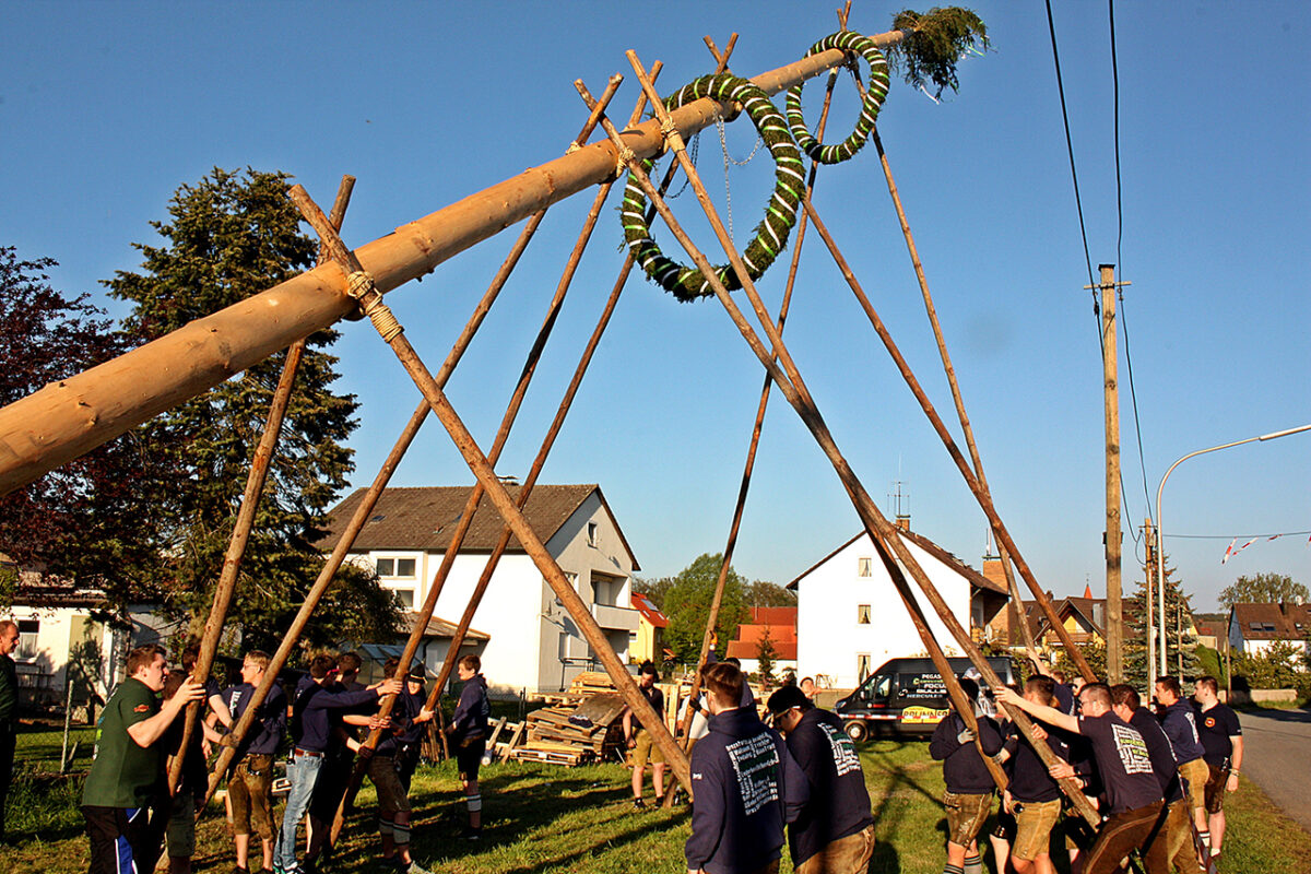 Maibaum aufstellen in der Nordoberpfalz: Das steckt hinter der Tradition