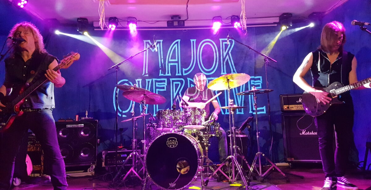 Eine überdrehte Tour durch das Hard-Rock-Universum