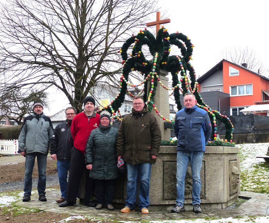 Freie Wähler schmücken den Schlossbrunnen