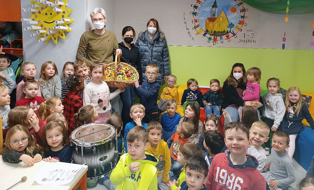 „Helferinnen des Osterhasen“ in Floß