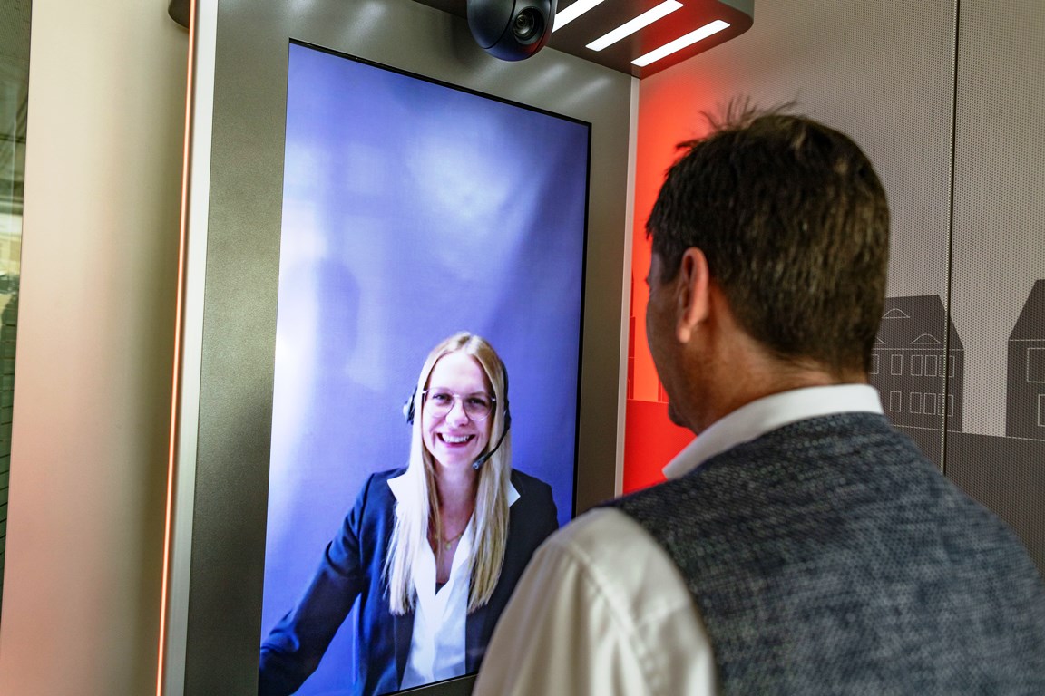Am Service@ON-Terminal der Sparkasse Oberpfalz Nord wird einem persönlich geholfen