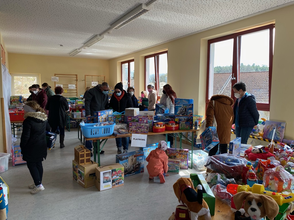 Spielzeugbasar in Hütten sammelt Spenden