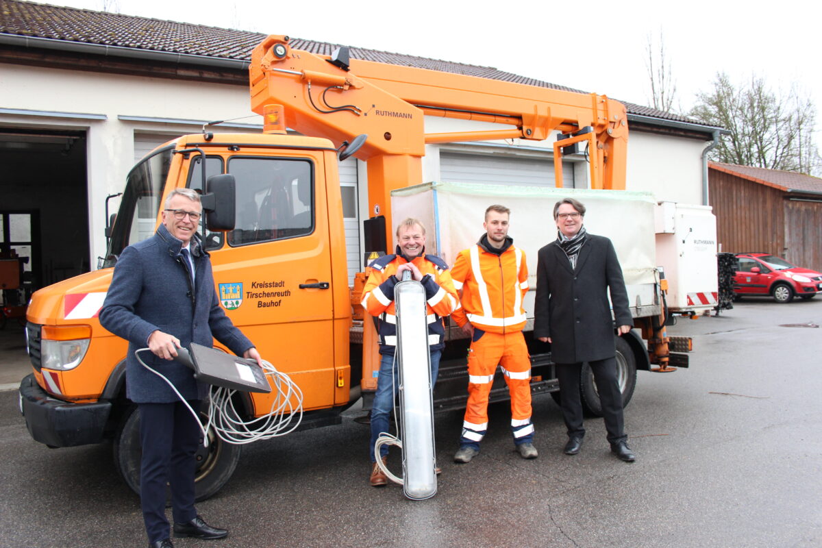 Bauhof rüstet in Rekordzeit 216 Lampen um
