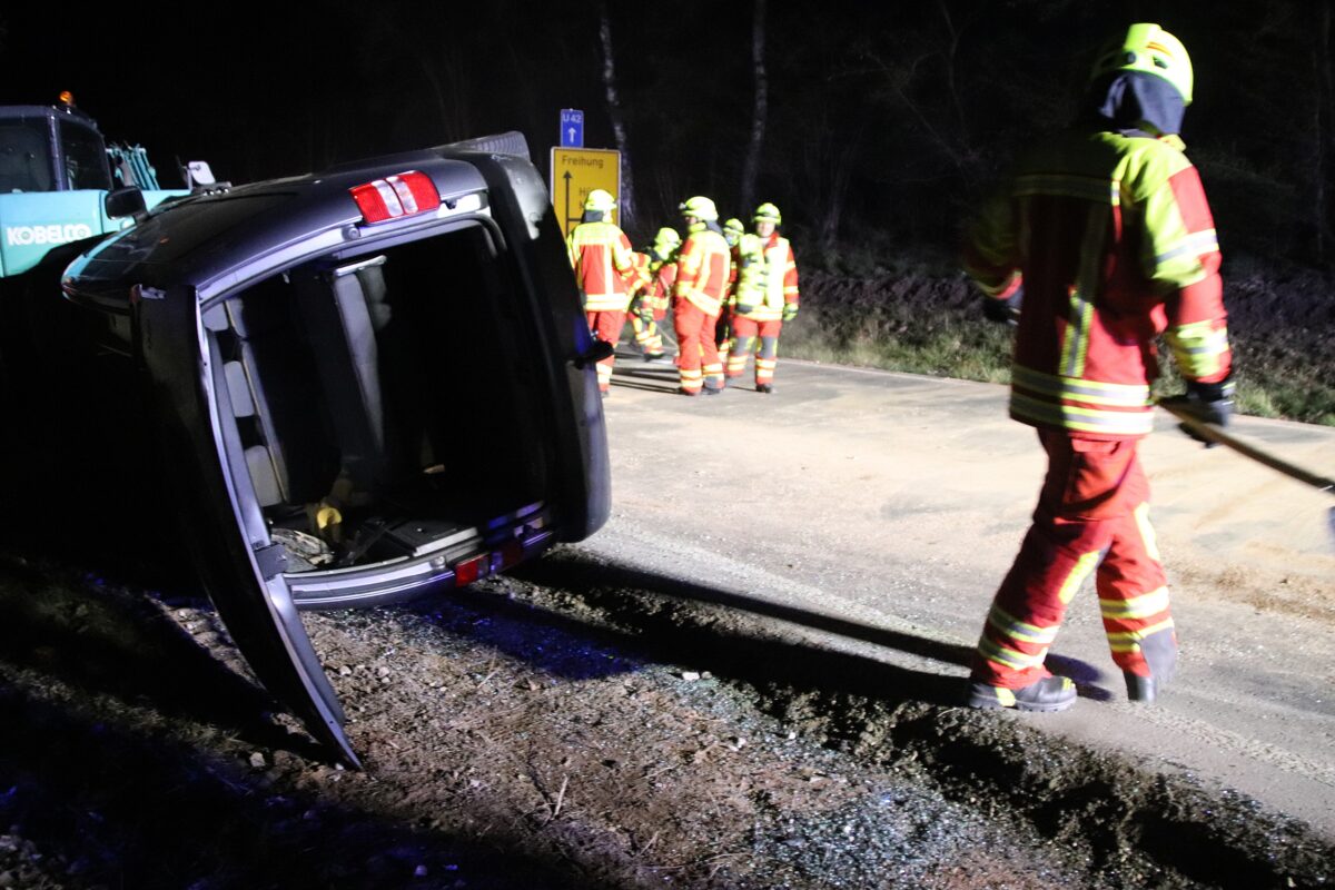 Auto rammt Kieshaufen und landet auf der Seite [mit Video]