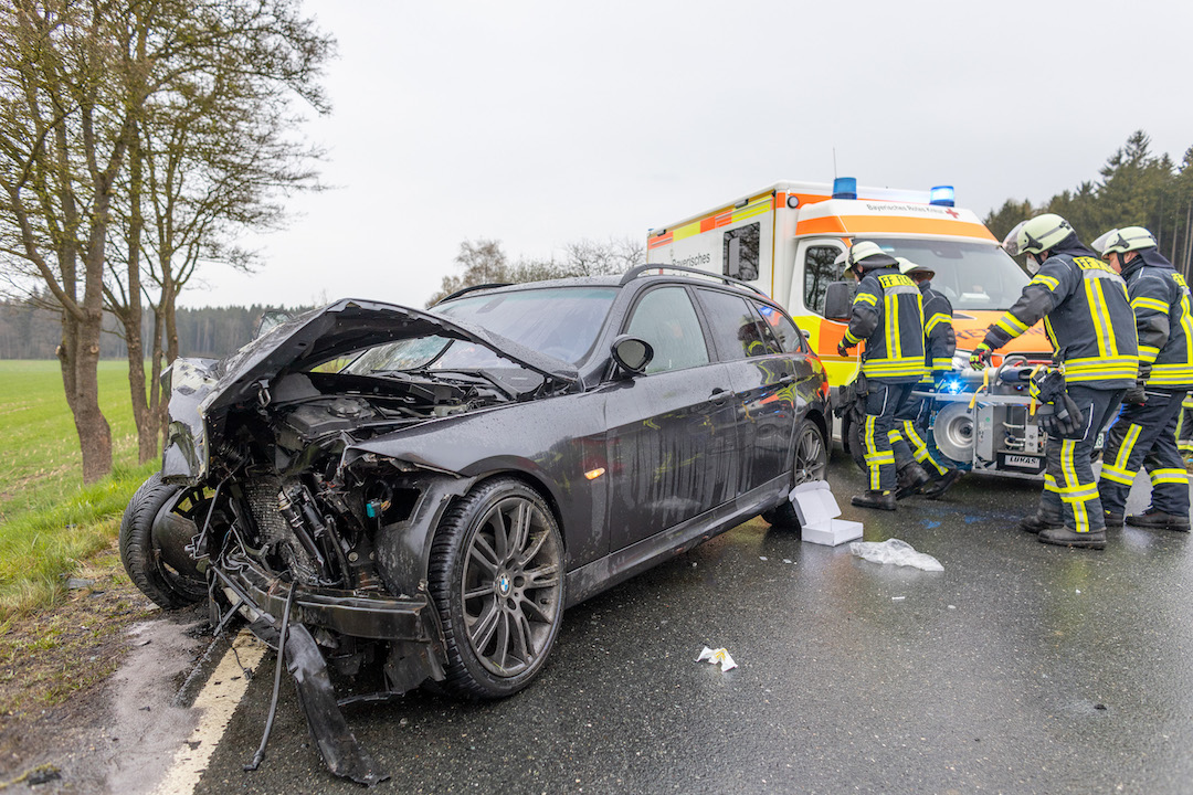 Frontalcrash bei Püchersreuth: Zwei Schwerverletzte [mit Video]