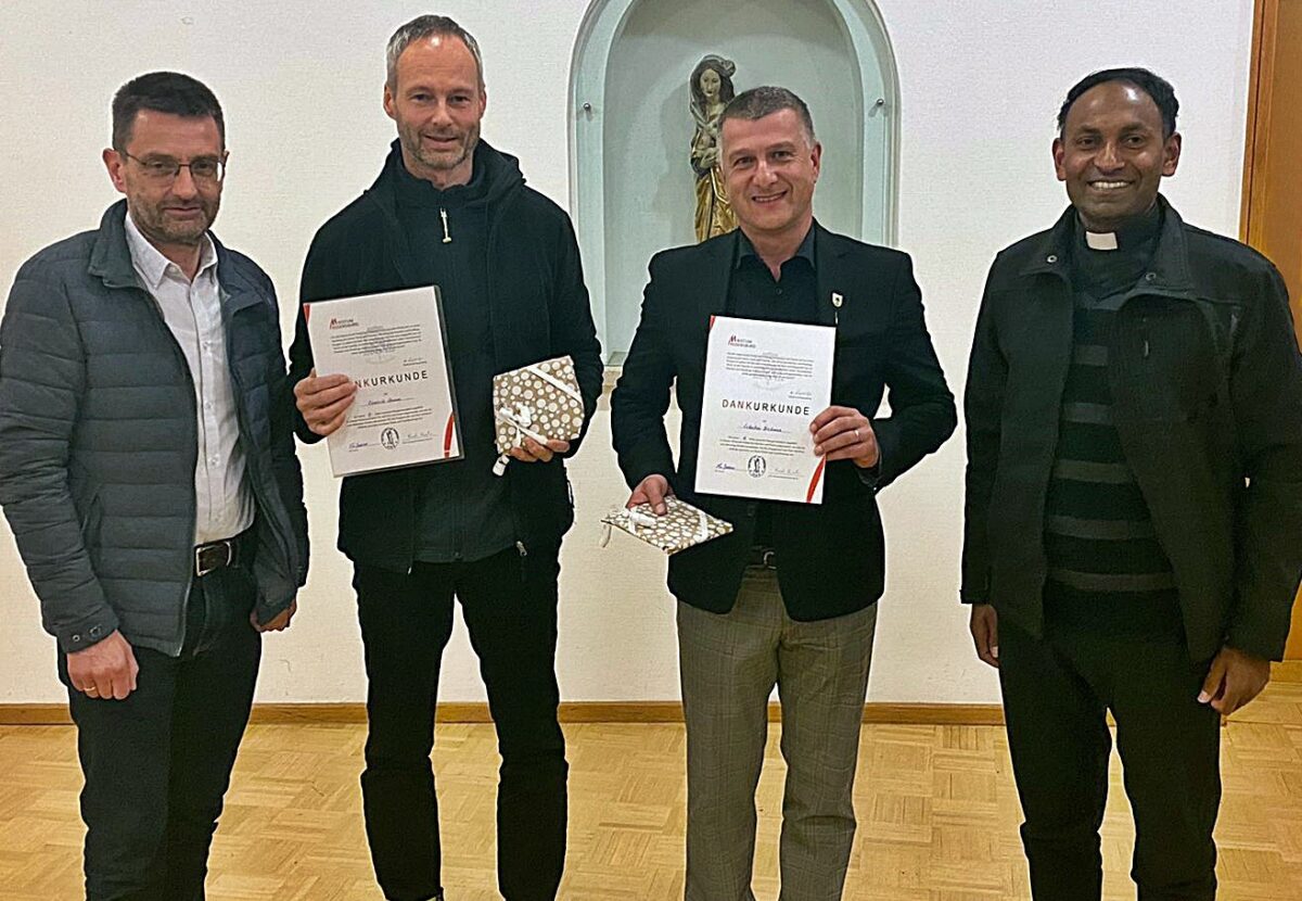 Urkunden und Geschenke für die Ausgeschiedenen