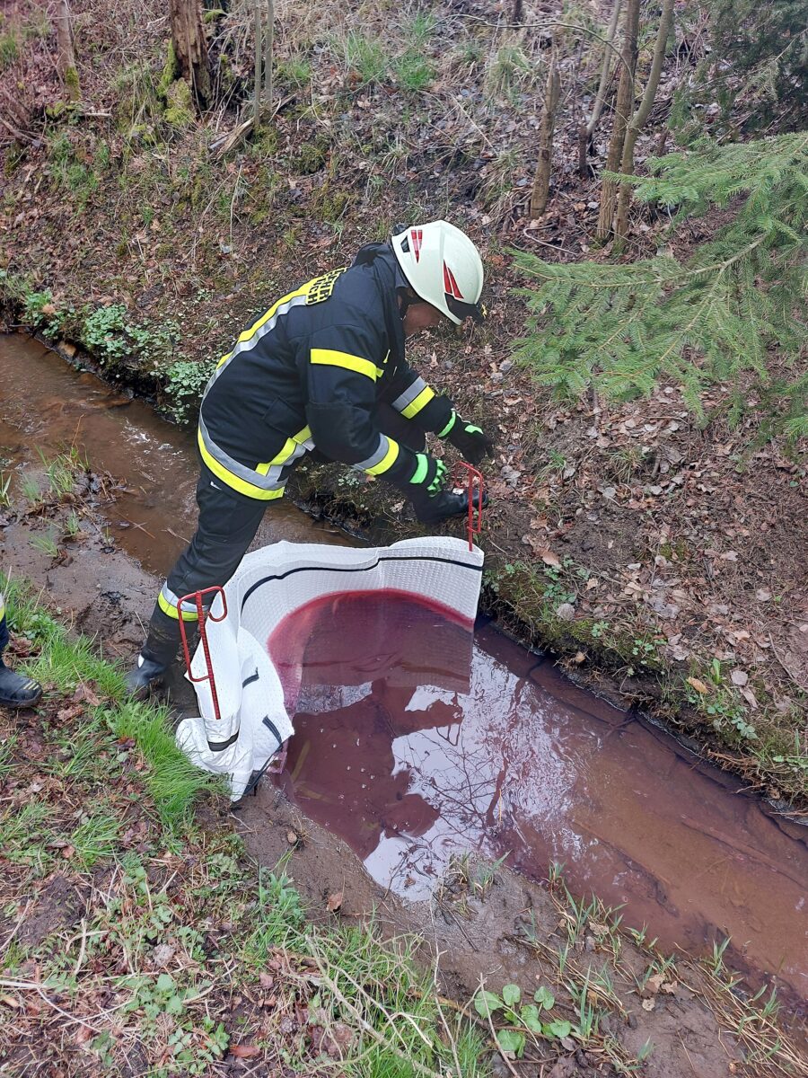 Heizöl verschmutzt Wasser in zwei Bächen