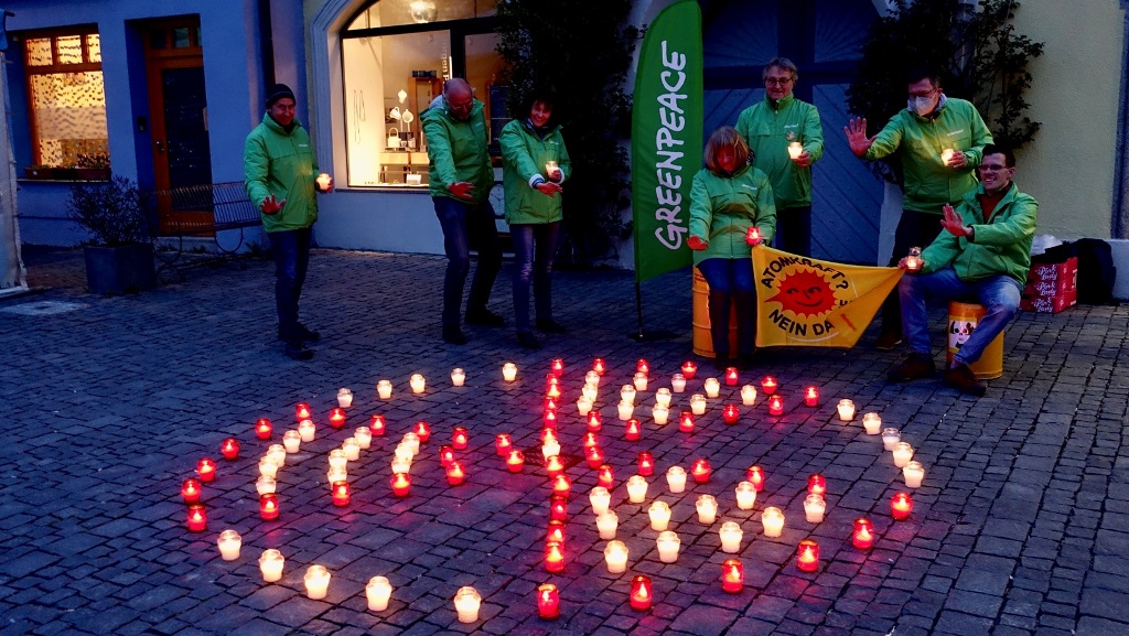 „Atomkraft ist kein Klimaretter“: Greenpeace Weiden gedenkt Tschernobyl-Opfern