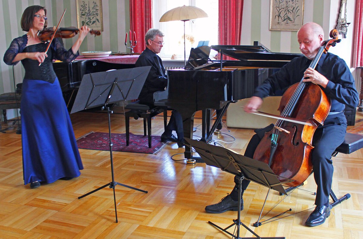 Adamar-Trio musiziert für die Speisung Weidener Bedürftiger