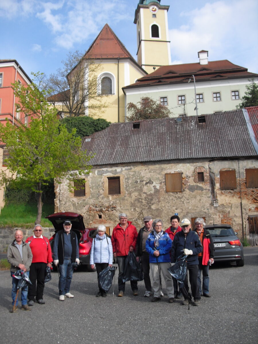 Plastik verunstaltet das Landschaftsbild: Rama-Dama-Aktion in Neustadt/WN