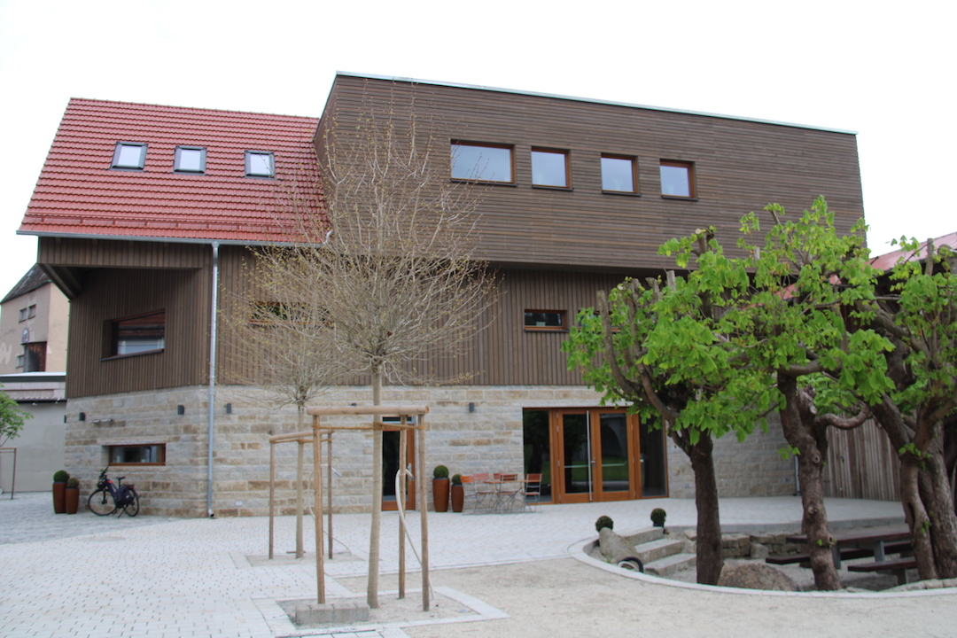 Eventstodl aus Beton, Holz und Glas: Neue Feier-Location in Neustadt/WN
