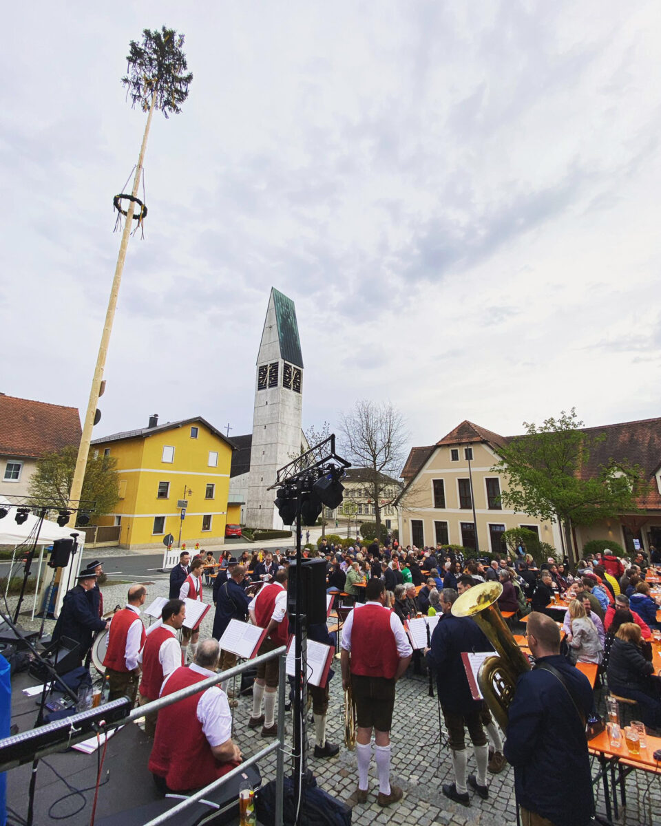 Maibaumfest für den guten Zweck