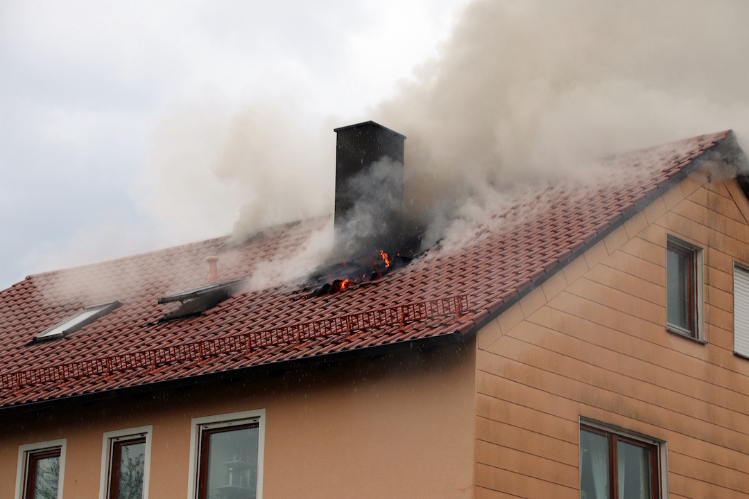 Blitz schlägt in Dachstuhl ein: Mehrere 100.000 Euro Schaden [Video]