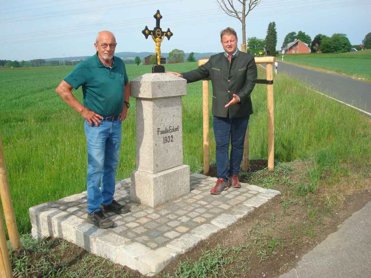 „Baschlkreuz“ versetzt: Einweihung mit Maiandacht