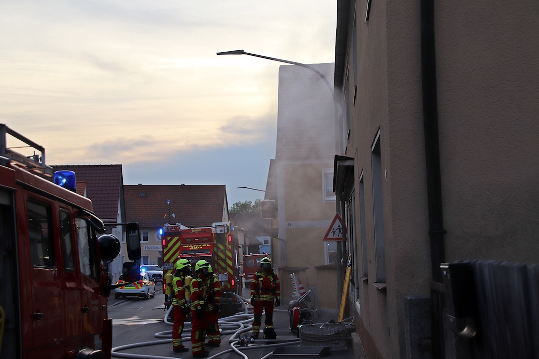 Brand im Mehrfamilienhaus: Zwei Personen werden vermisst [Video]