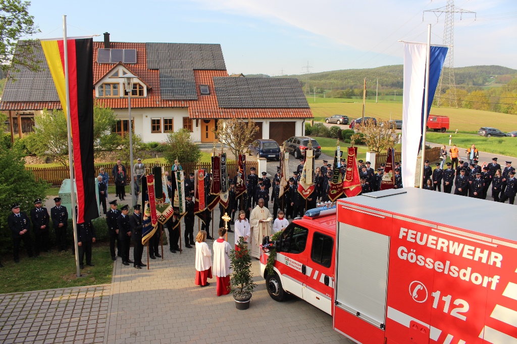 Feuerwehren aus der ganzen Region bei der Fahrzeugweihe in Gösselsdorf