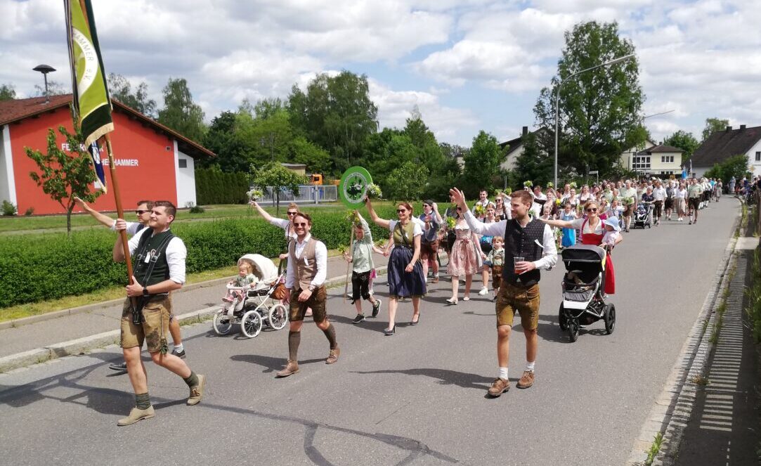 Kirwa in Weiherhammer: Erster Festzug nach Corona bei Kaiserwetter