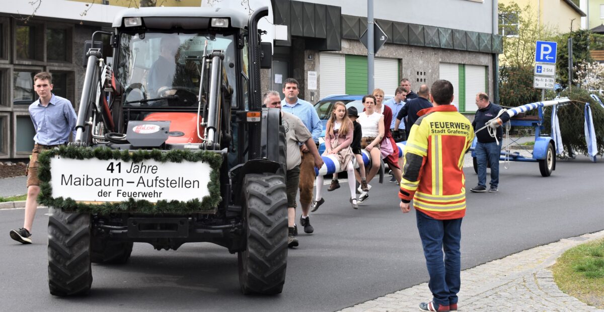„Each side beiaranander“ – Maibaumfest in Grafenwöhr