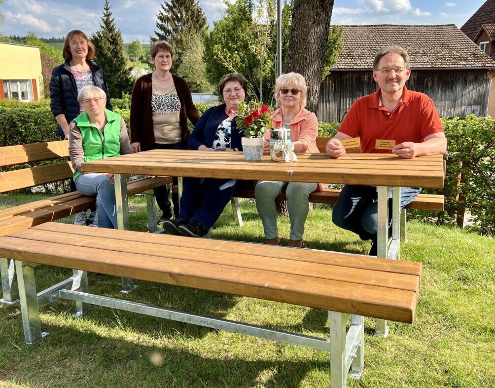 Frauenbund finanziert Sitzgruppe in Irchenrieth