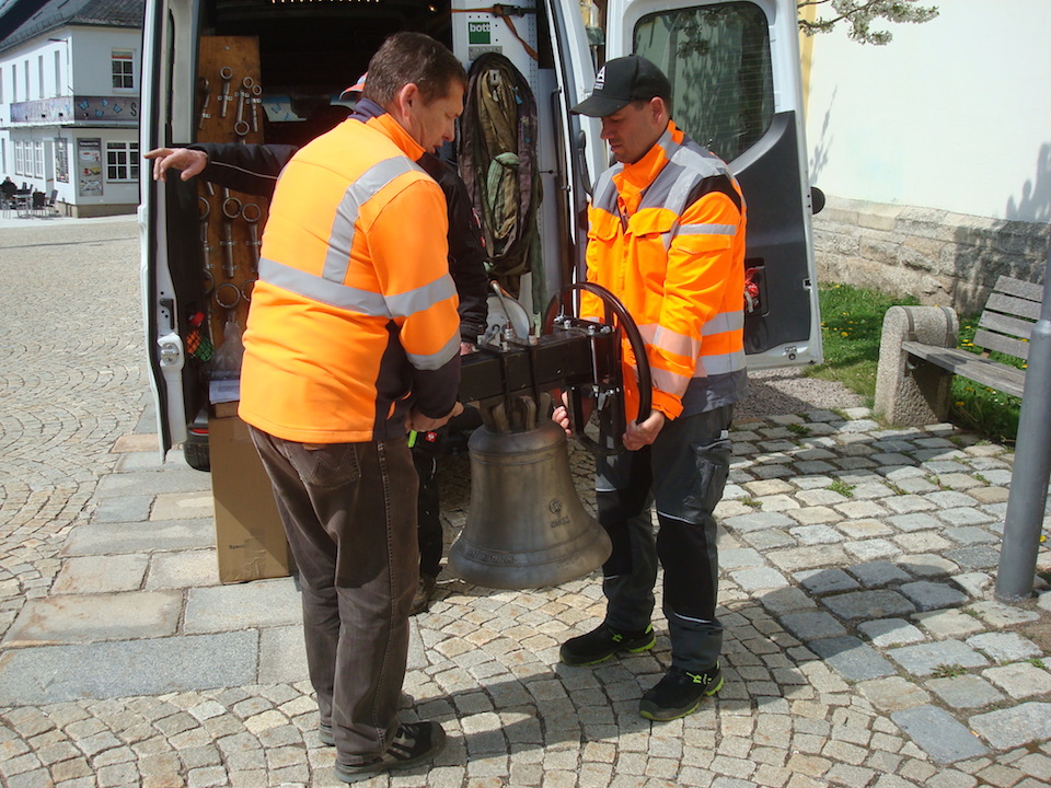 Neue Glocke vervollständigt Rathaustürmchen