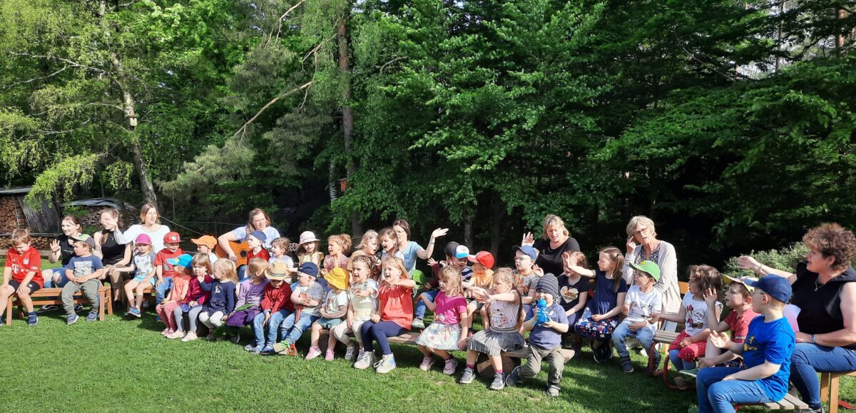 Kinder der Kita Leuchtenberg überraschen ihre Eltern