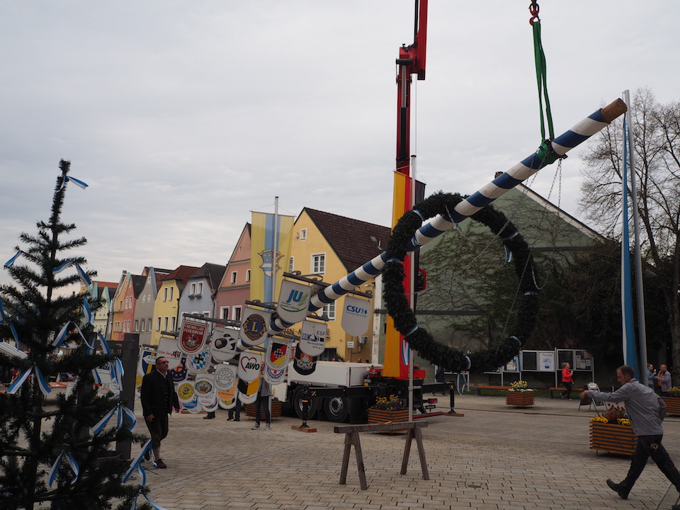 Maibaumfest in Neustadt/WN: Bürgermeister spendierte Freibier