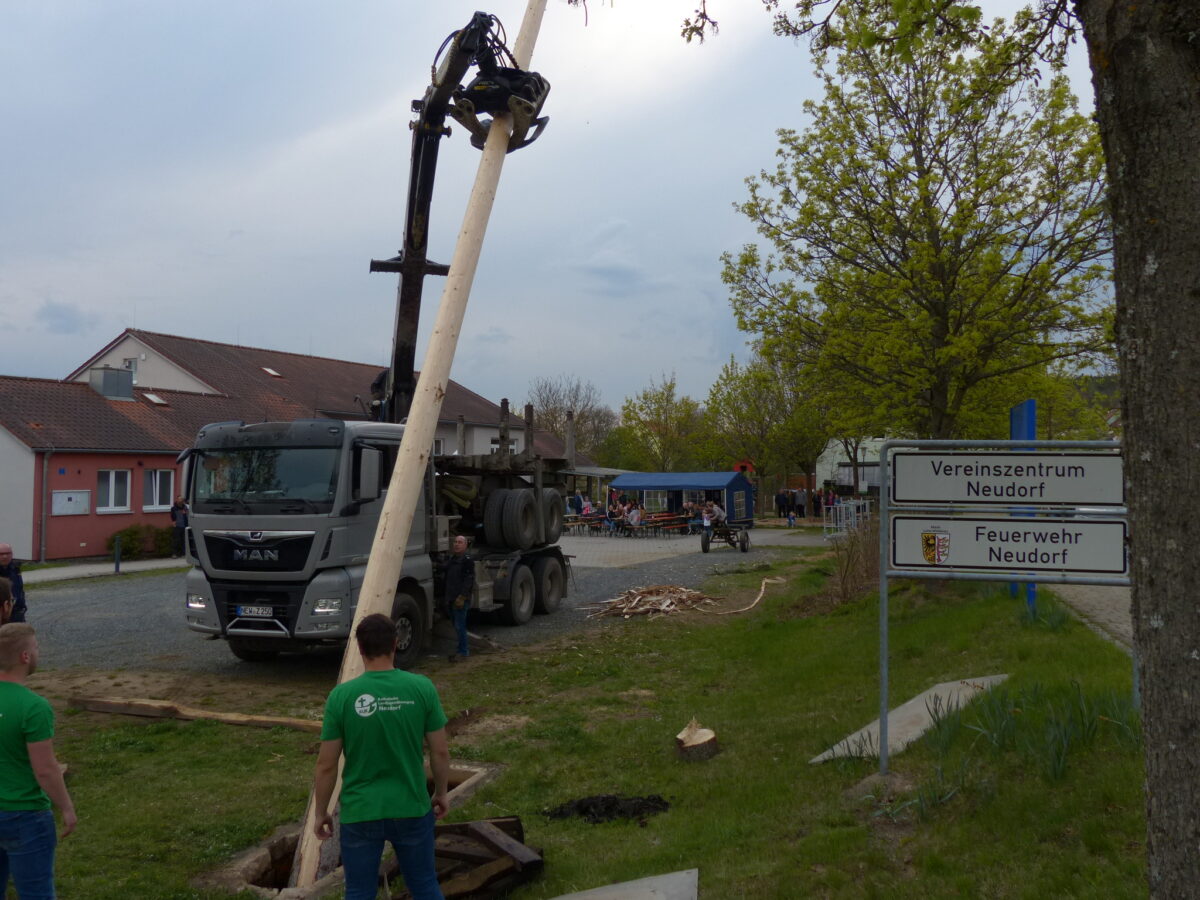 Neudorfer freuen sich über Maibaum: Symbol der Freiheit
