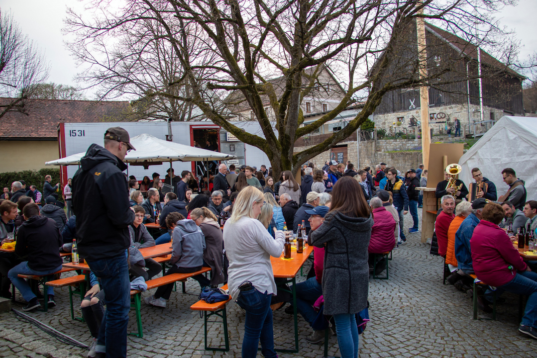 60-Liter-Freibierfass beim Maibaum-Aufstellen
