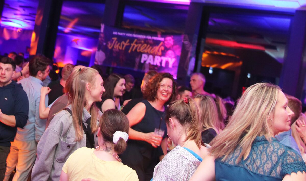 Außergewöhnlich und stilvoll: Party „Just friends 7.0“ in der OTH-Mensa ein voller Erfolg