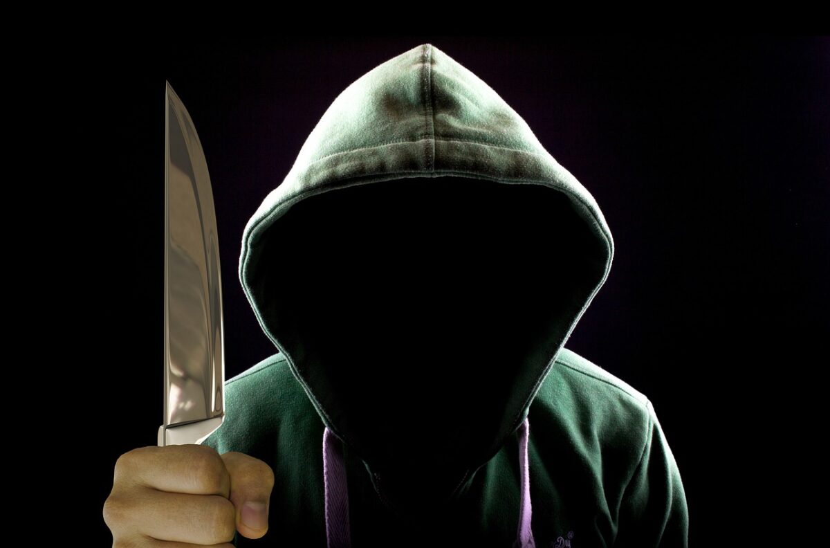 Mann zückt Messer und droht damit die Kehle aufzuschlitzen