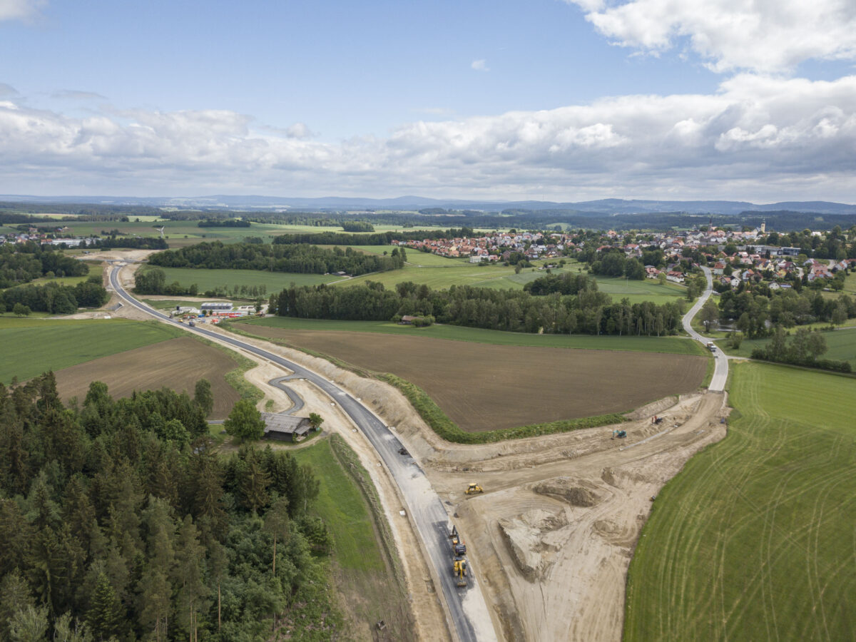 Die Ortsumgehung Plößberg soll bald eröffnet werden – doch noch sind mehrere Straßen gesperrt [mit Video]
