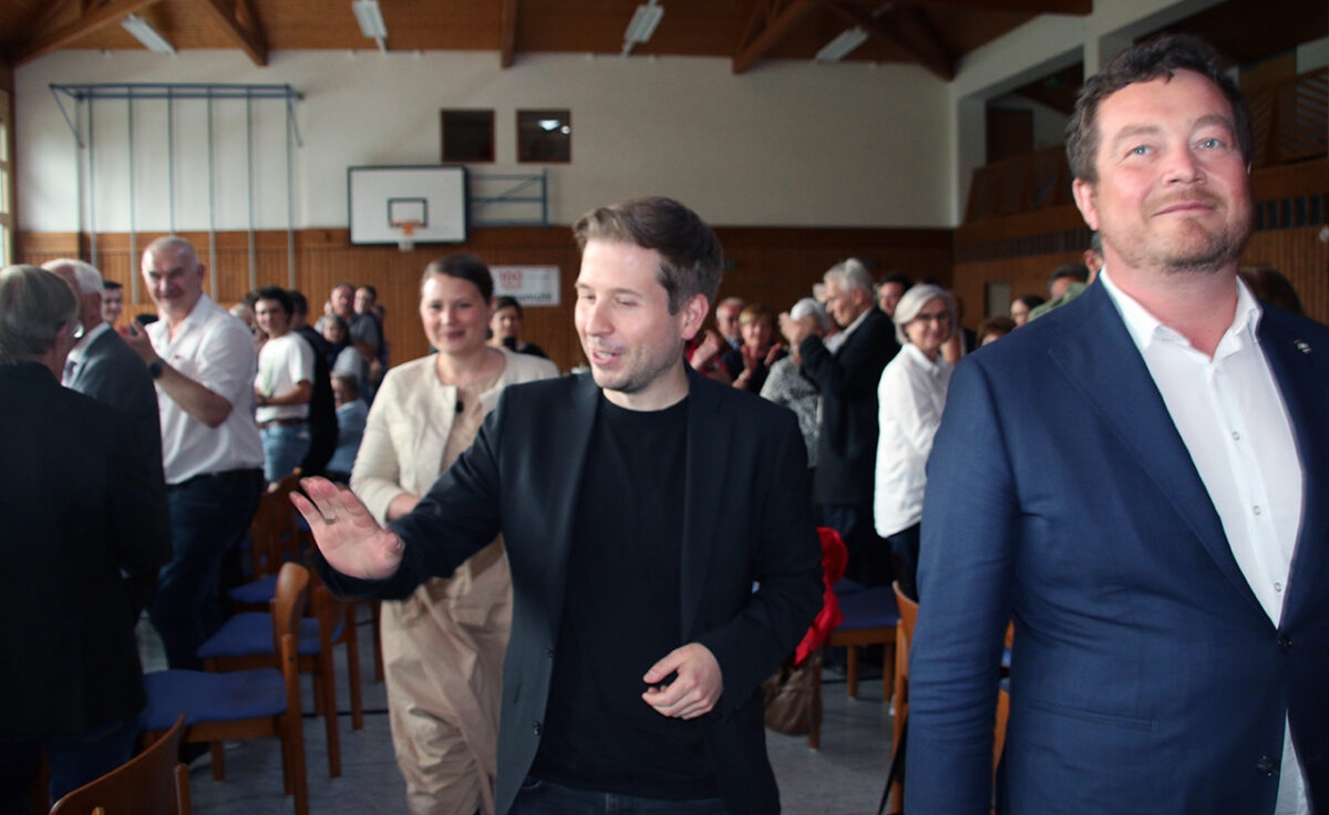 Kevin Kühnert betört Oberpfälzer Opas, Enkelinnen und CSU-Besucher